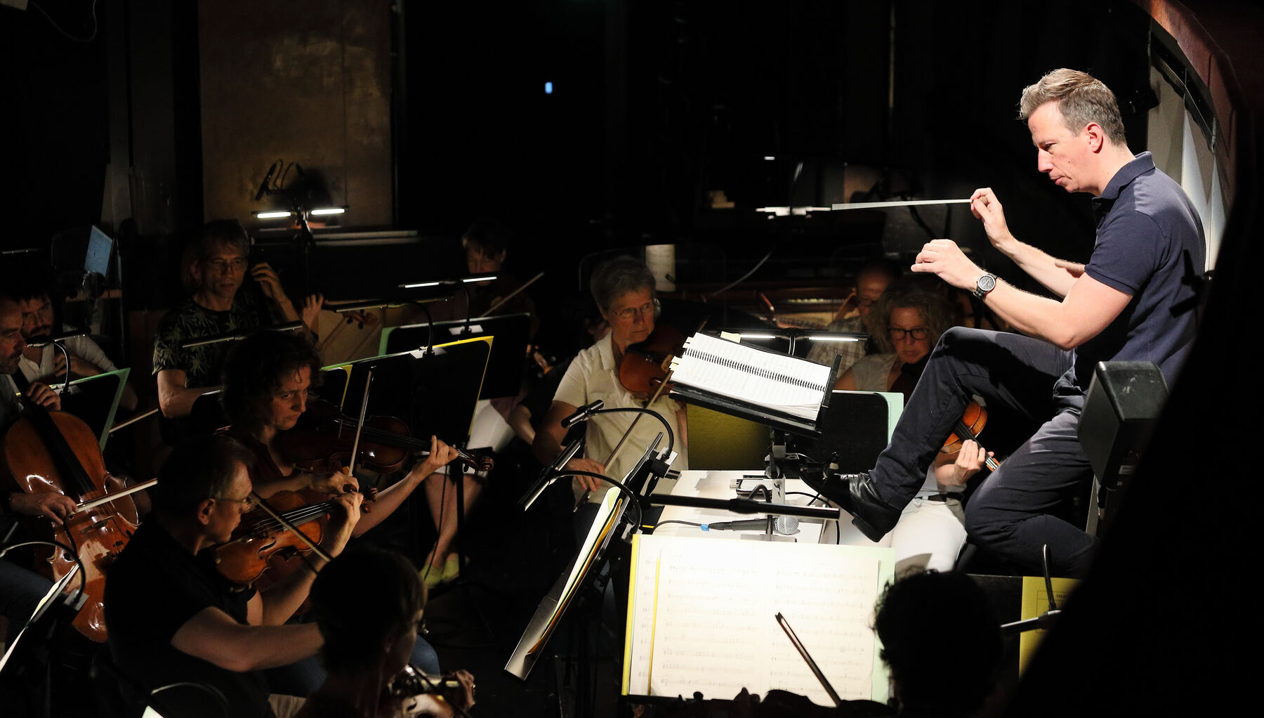 Michael Brandstätter im Probenprozess mit dem Orchester