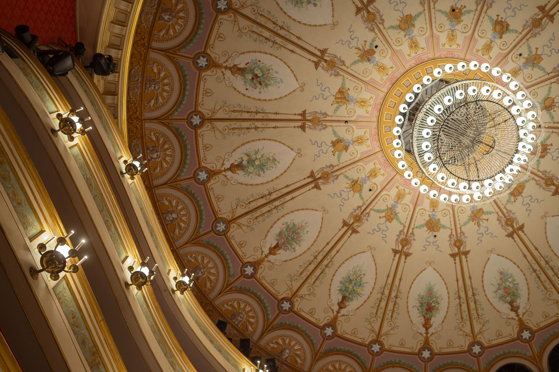 Blick vom Parkett aus auf die Decke und Kronleuchter des Zuschauerraums im Gärtnerplatztheater.