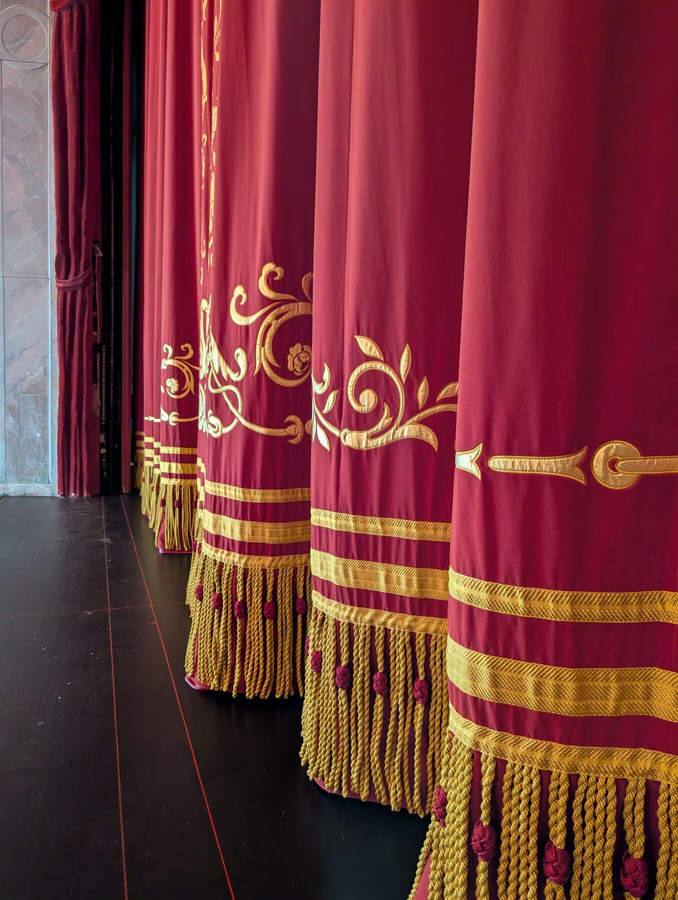 Der neue Wagnervorhang des Gärtnerplatztheaters.