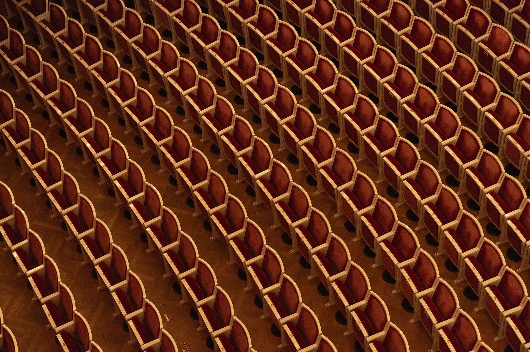 Ein Blick von Oben auf die Sitzreihen des Parketts des Gärtnerplatztheaters.