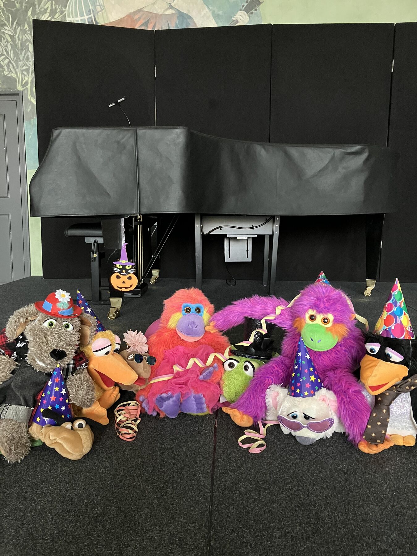 Eine Gruppe Kuscheltiere sitzt auf dem Teppich.