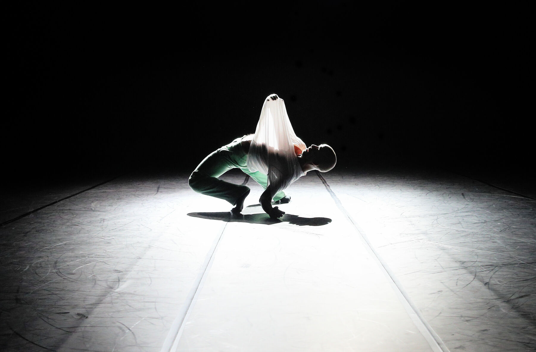 Eine Person tanz auf dem Boden.