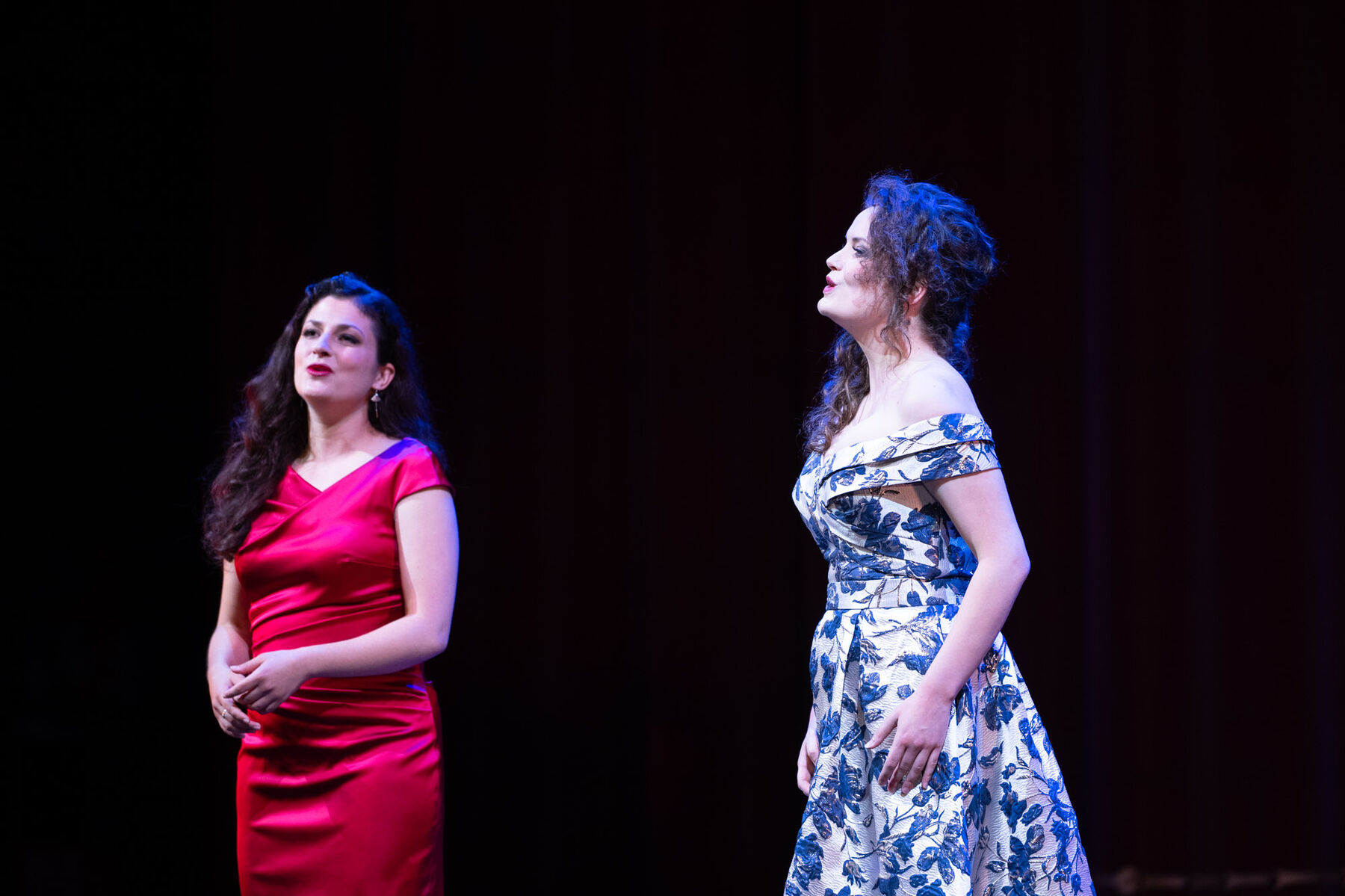 Anna Tetruashvili und Annemarie Pfahler stehen auf der Bühne und singen