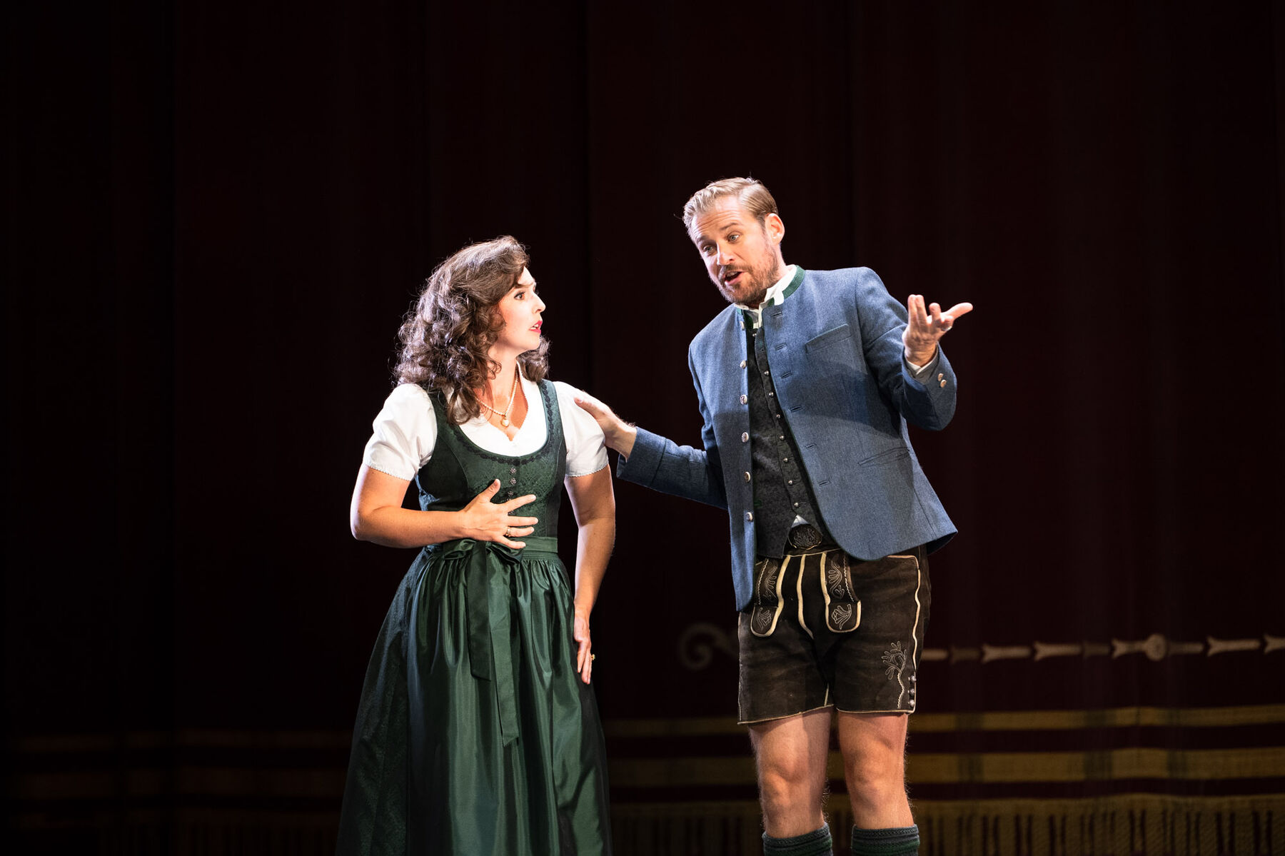 Anna-Katharina Tonauer und Ludwig Mittelhammer stehen auf der Bühne und singen