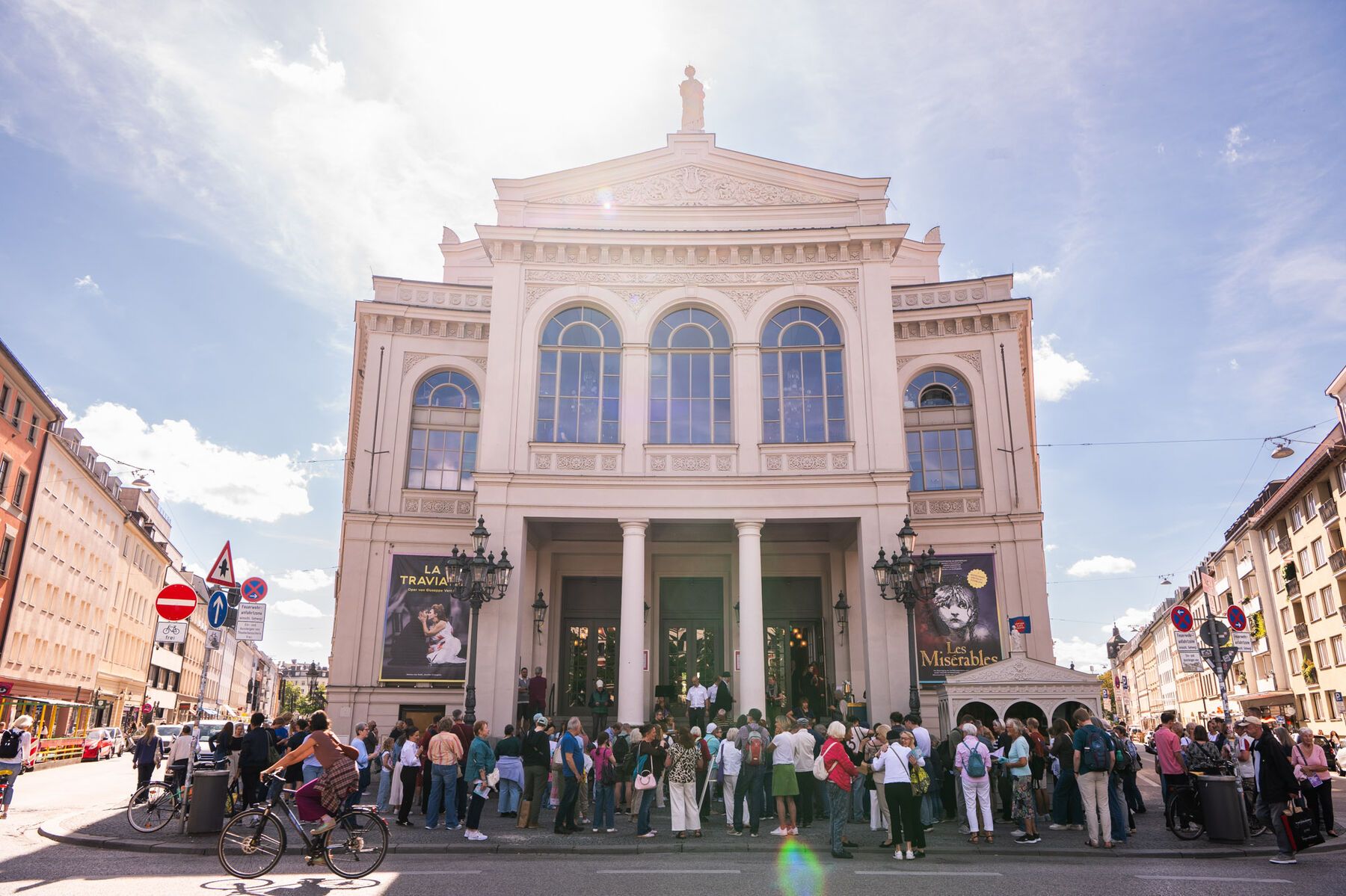 Das Gärtnerplatztheater von außen, vor dem Theater stehen viele Menschen und warten.