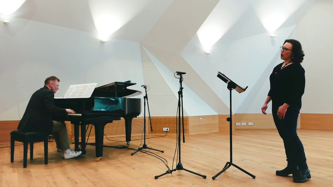 Solistin Jennifer O'Loughlin und Kapellmeister Andreas Kowalewitz